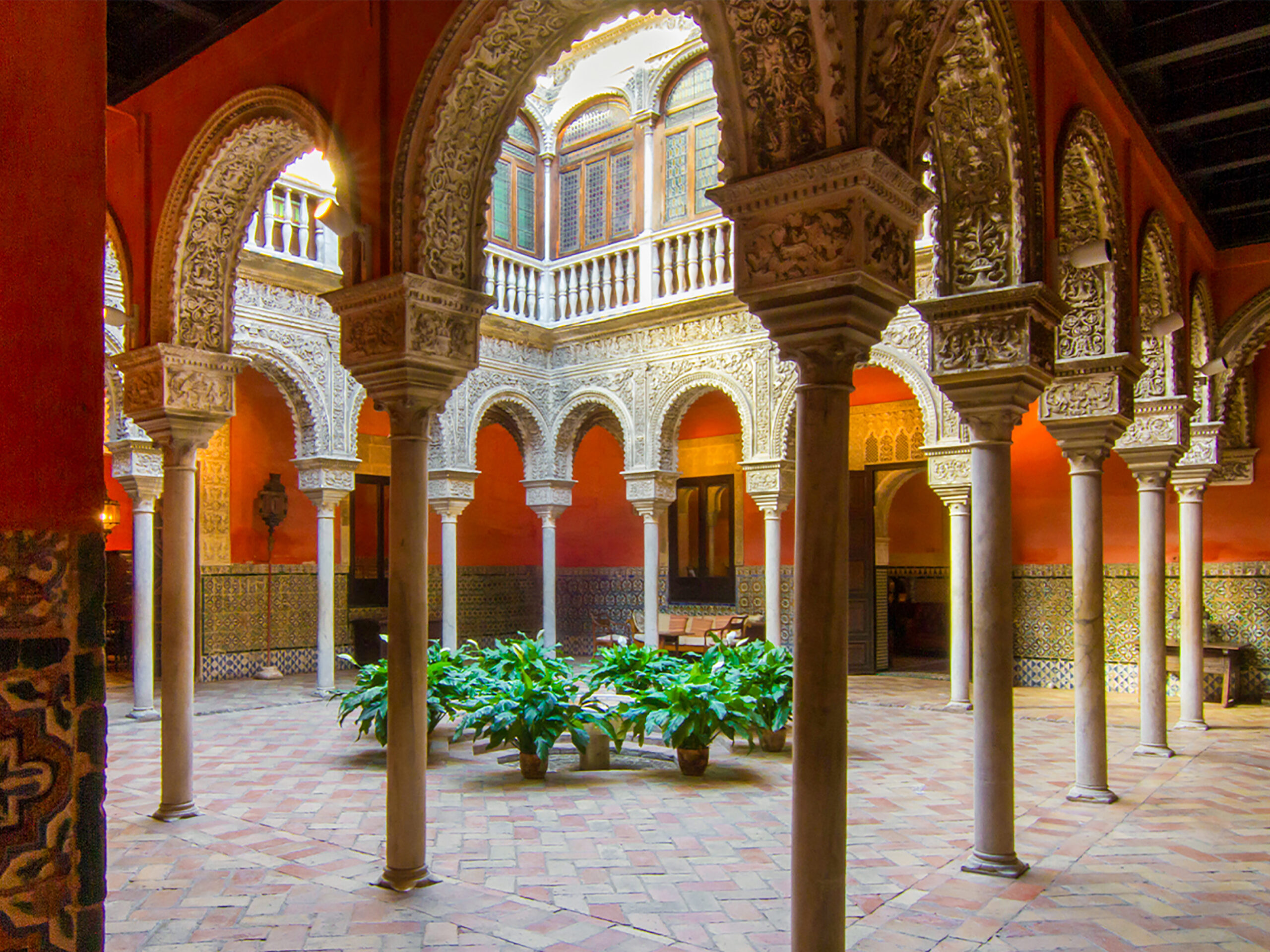 Patio y arcada del Palacio de Casa Salinas en Sevilla durante una visita cultural con Conoce Sevilla