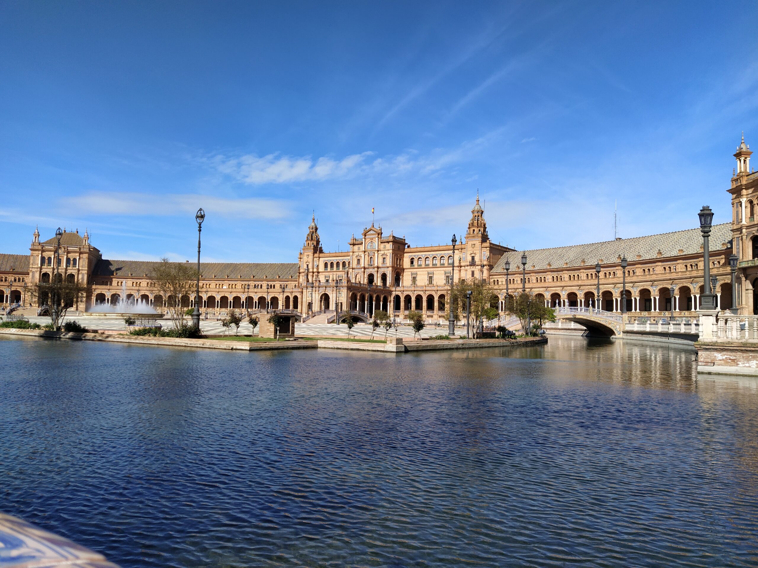 Plaza de España en Sevilla vista desde una torre de esquina hacia el lago en diagonal, foto de Conoce Sevilla