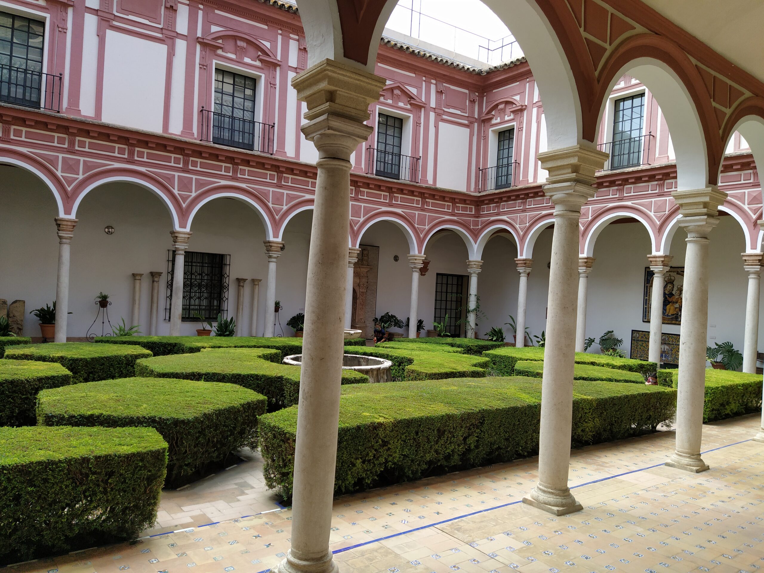 Pórtico del Museo de Bellas Artes de Sevilla con fuente central y arcadas, foto de Conoce Sevilla