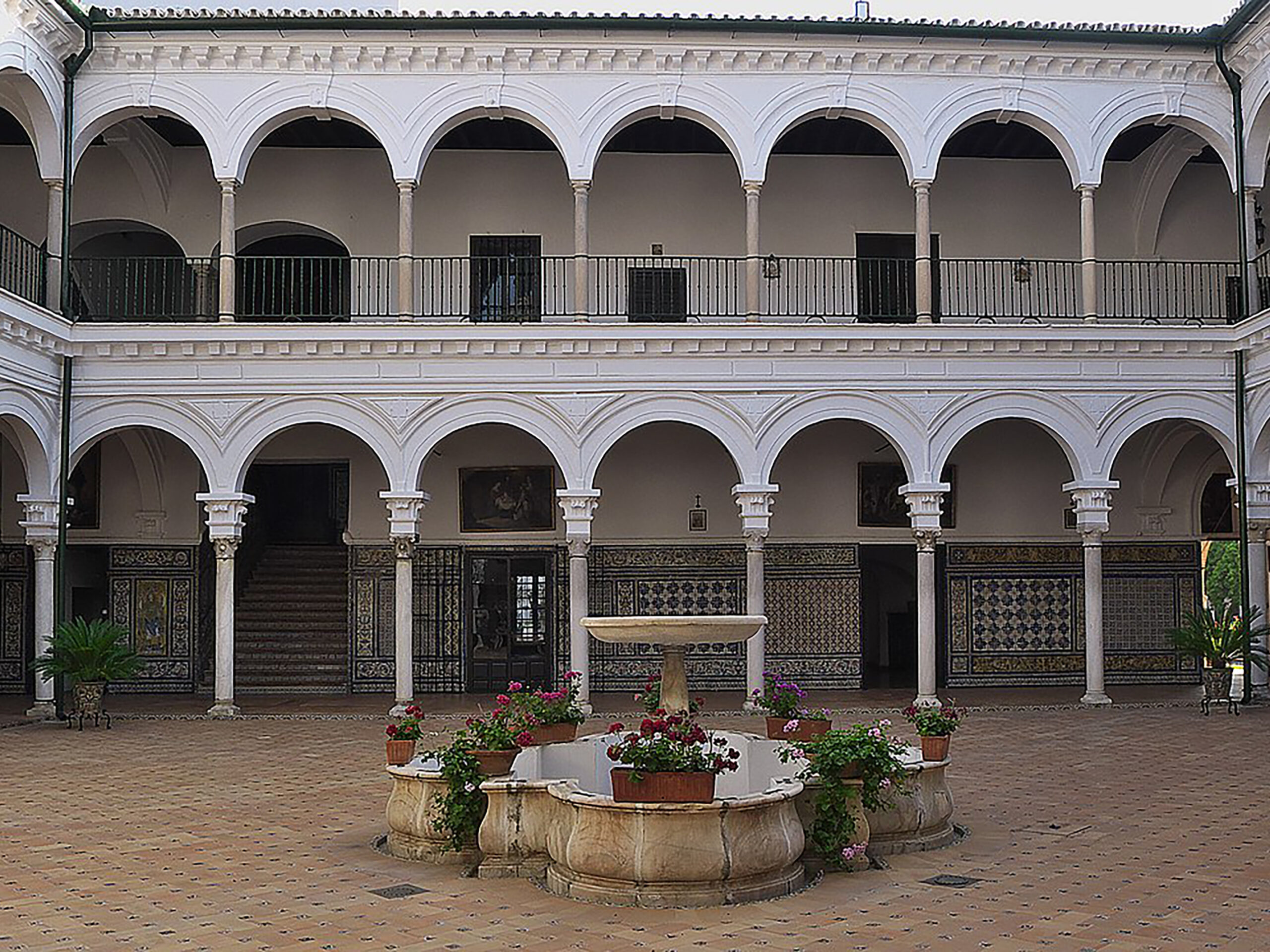 Patio y arcadas del pórtico del claustro del Monasterio de Santa Paula en Sevilla durante una visita cultural con Conoce Sevilla