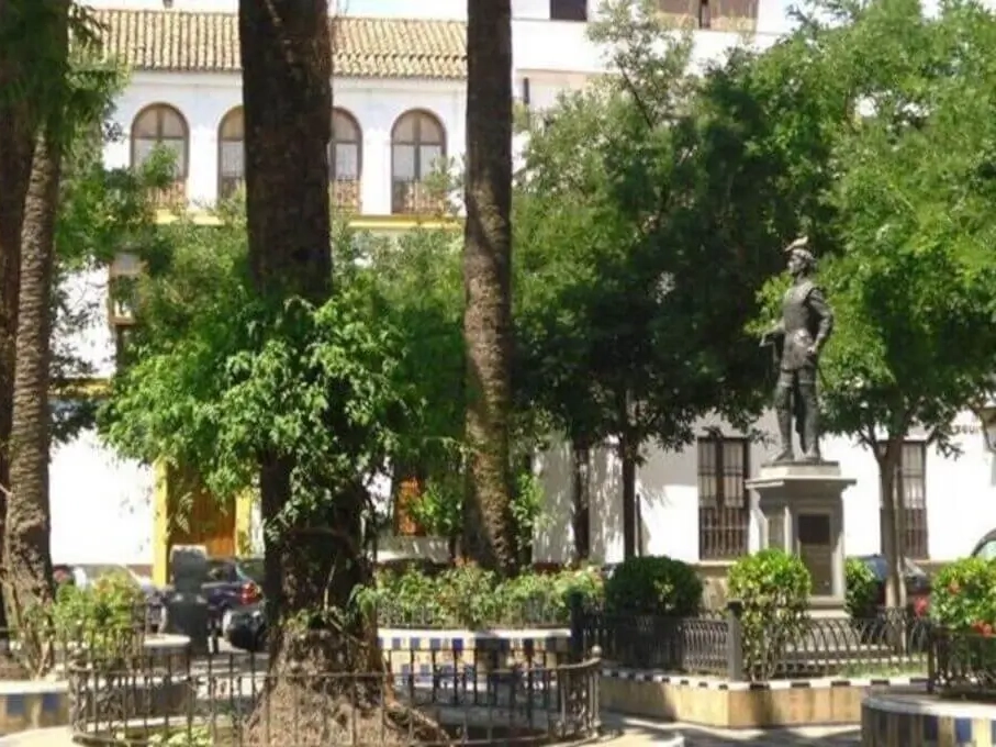 Plaza de los Refinadores o de Doña Elvira en Sevilla durante una visita cultural con Conoce Sevilla