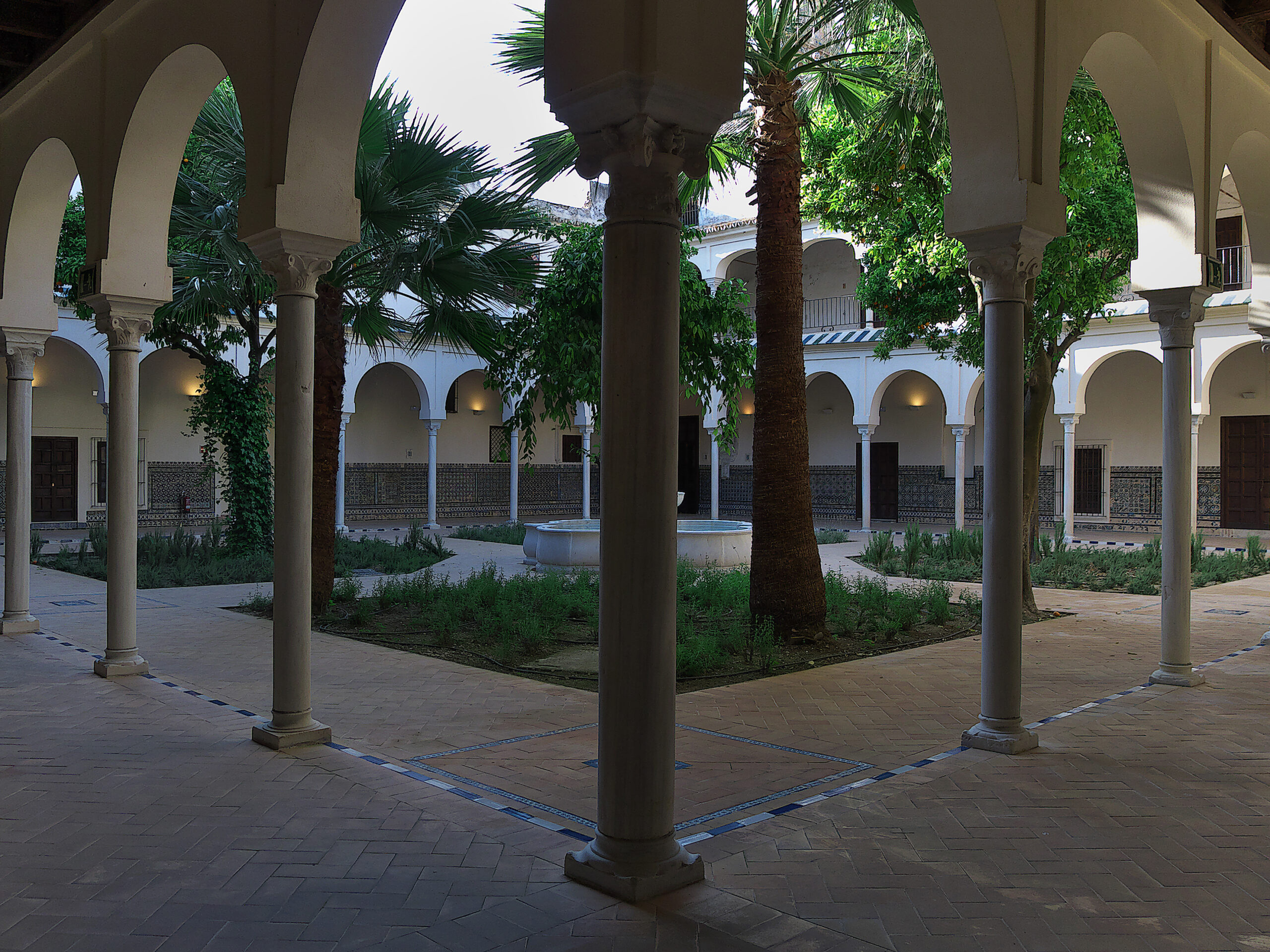 Patio y arcos del Real Monasterio de Santa Clara en Sevilla durante una visita cultural con Conoce Sevilla