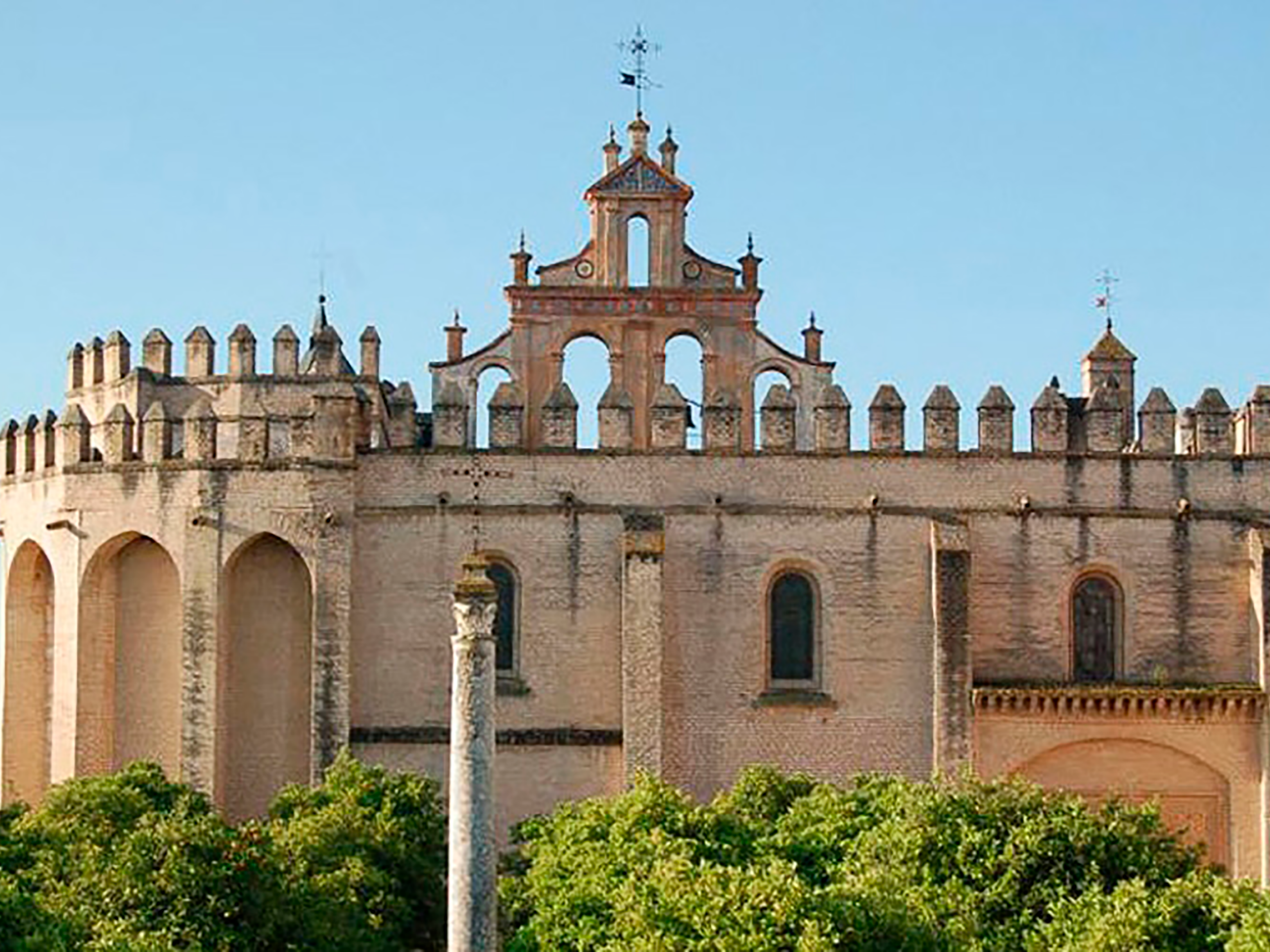 Exterior del Monasterio de San Isidoro del Campo en Sevilla durante una visita cultural con Conoce Sevilla