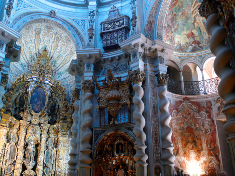Interior de Iglesia de San Luis de los Franceses en Sevilla durante una visita cultural con Conoce Sevilla