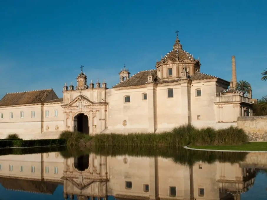 Monasterio de la Cartuja en Sevilla durante una visita cultural con Conoce Sevilla