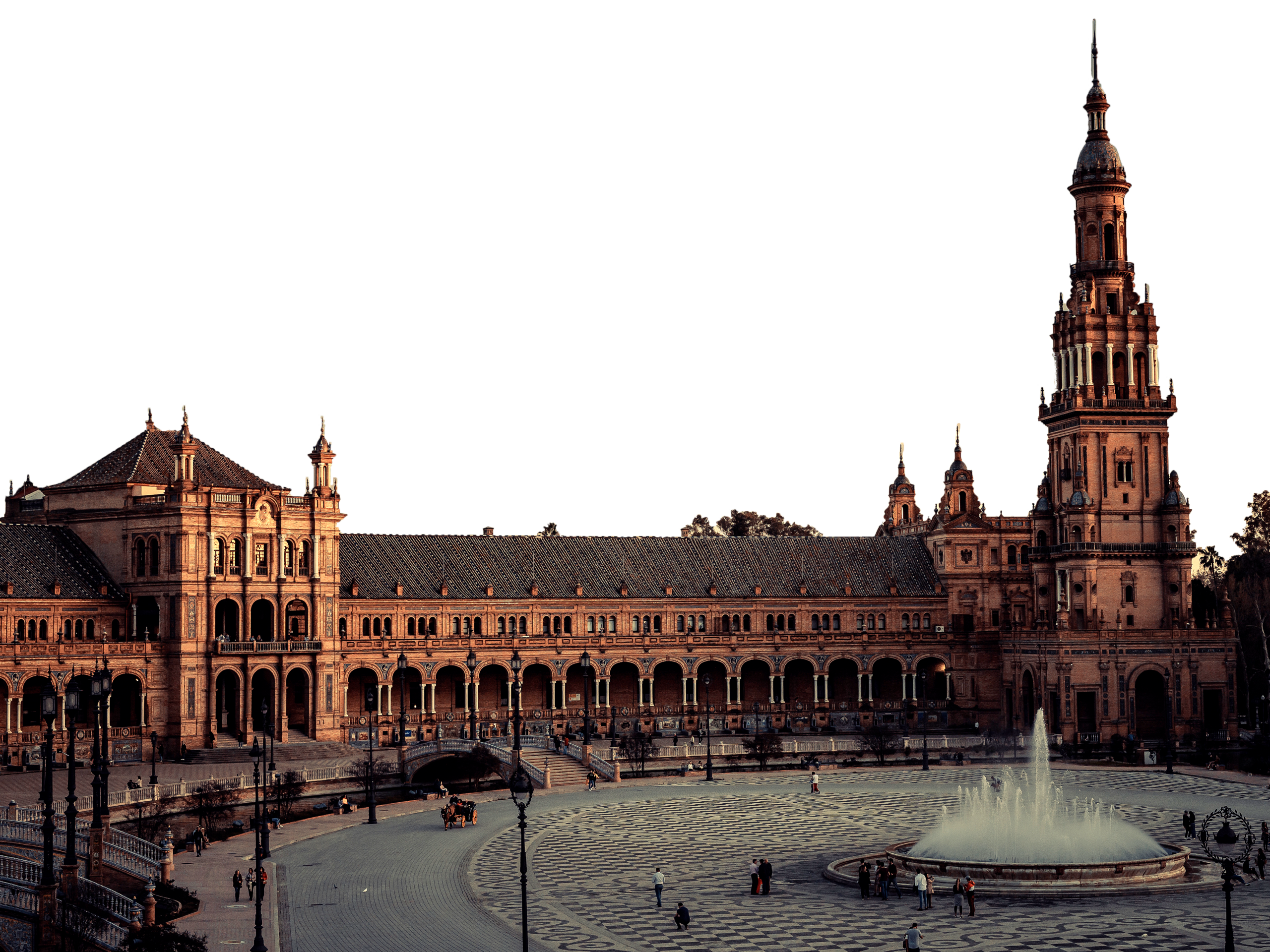 Plaza de España en Sevilla mostrando una torre, el cuerpo central y la fuente, utilizada en diseño con Conoce Sevilla.