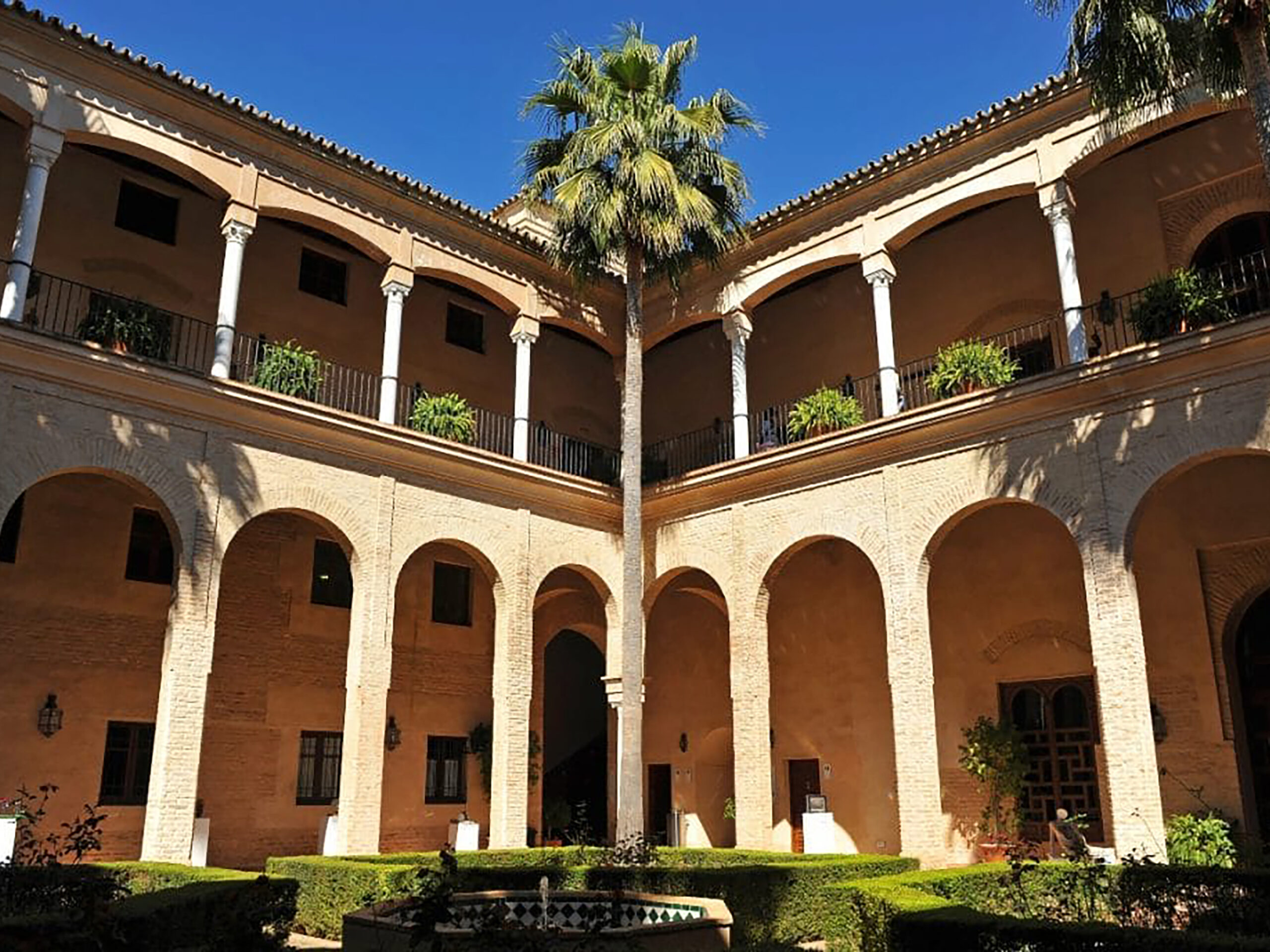 Patio del Palacio de los Marqueses de la Algaba en Sevilla durante una visita cultural con Conoce Sevilla
